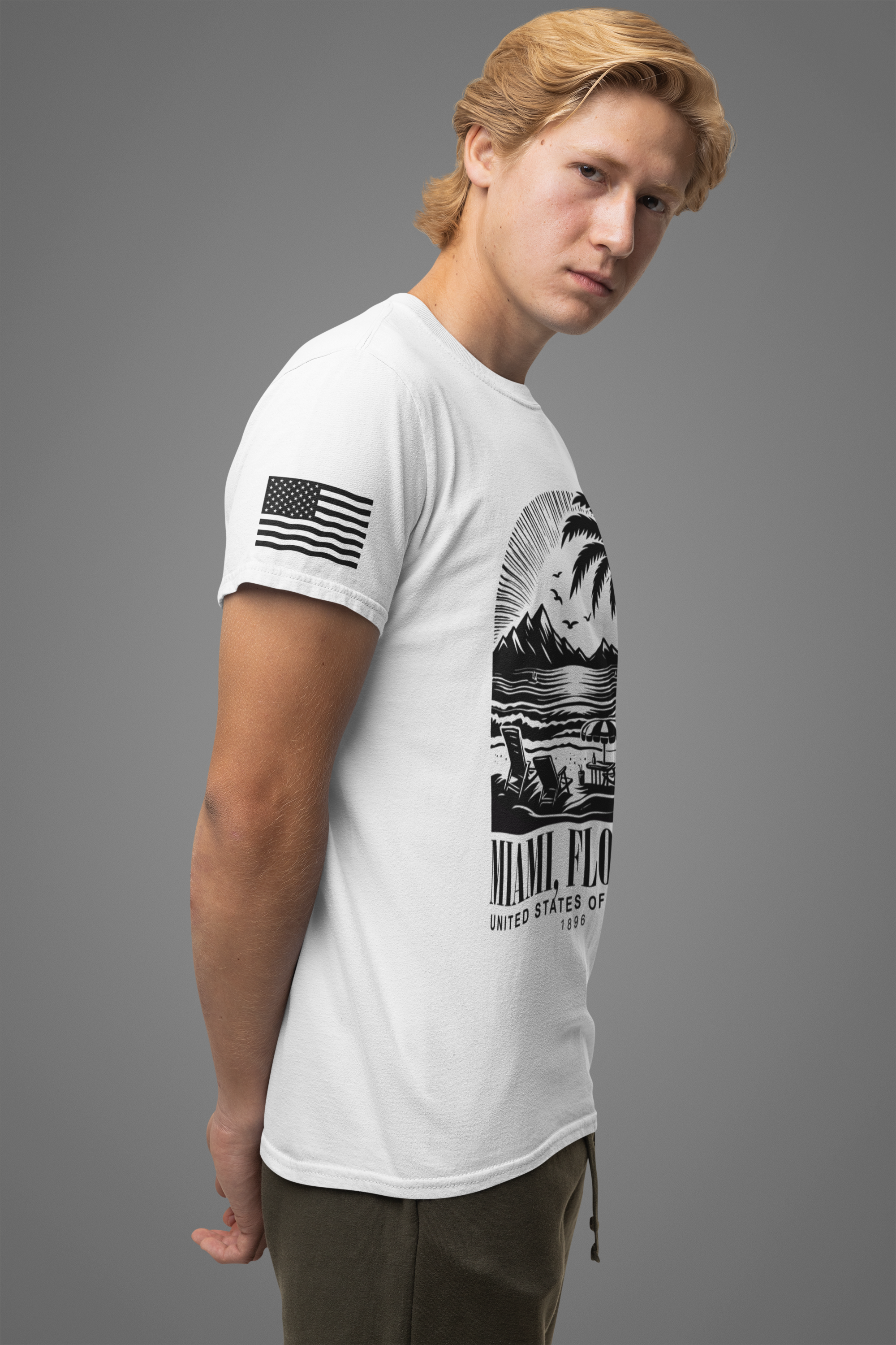 Miami Florida USA 1896 T-Shirt – Black Line Art Beach Chair Palm Tree Graphic Tee