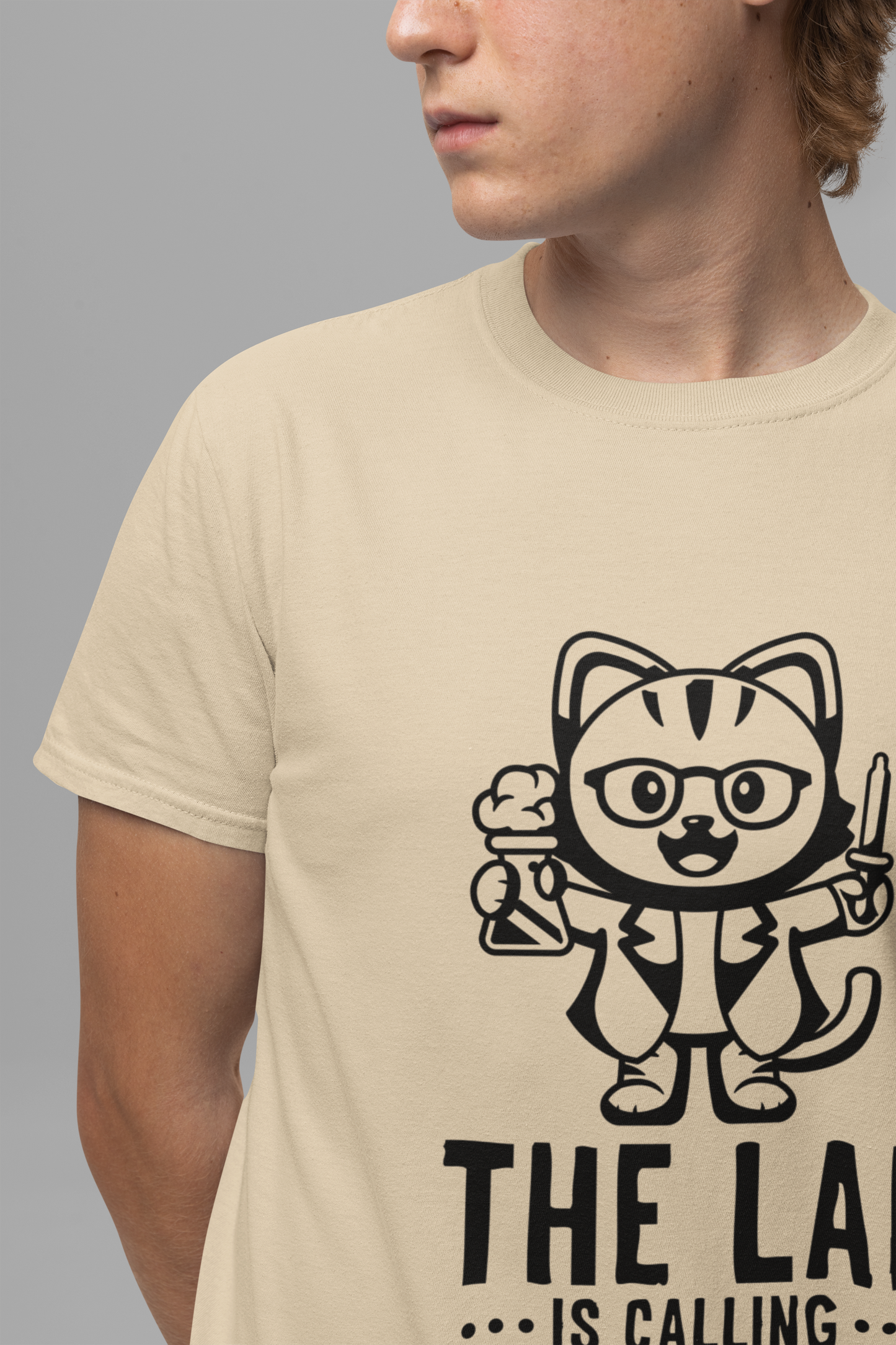 The Lab Is Calling and I Meowst GO Tshirt – Cute Scientist Cat in Lab Coat